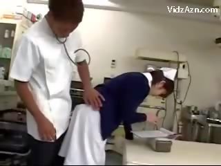 Enfermera consiguiendo su coño frotado por maestro y 2 enfermeras en la surgery