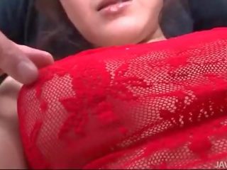 Rui natsukawa in rood lingerie gebruikt door drie youths