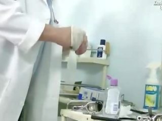 Zkažený zdravotní člověk examining jeho pacient