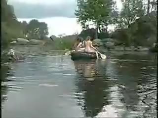 Trzy fabulous dziewczyny nagie dziewczyny w the dżungla na łódka na johnson polowanie