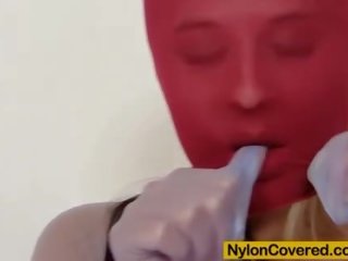 굉장한 금발의 빨강 스판덱스 마스크 에 그녀의 얼굴