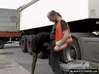 أسود harlot ركوب الخيل في full-blown truck سائق خارج