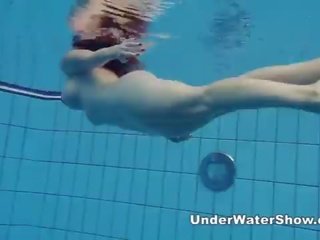 Redheaded deity schwimmen nackt im die schwimmbad