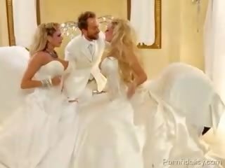 Iki blondies ile kocaman baloons içinde bridal dresses paylaşımı bir penis