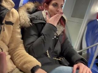 Robenie rukou rýchlo s cumming v the ústa medzi vlak seats