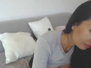 Encantador asiática leilee webcam provocação em o sofá: grátis x classificado clipe mov 0e