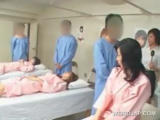 Asiatiskapojke brunett älskare slag hårig phallus vid den sjukhus