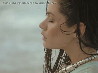 Modellen krijgen naakt samen op de strand, x nominale film 22