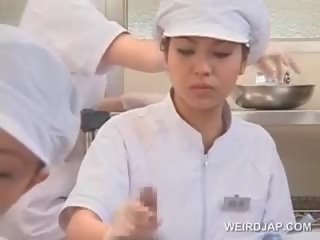 Nastolatka azjatyckie pielęgniarki tarcie wały na nasienie medyczne egzamin