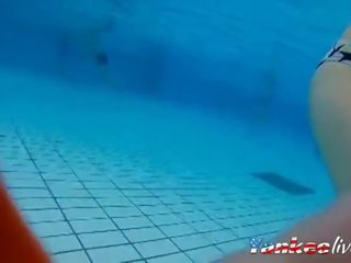 Girsl nënujë në pishinë