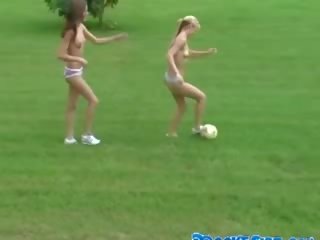 Kails lesbietes spēlē futbols