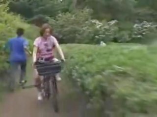 Japonais nana masturbated tandis que chevauchée une specially modified cochon agrafe bike!